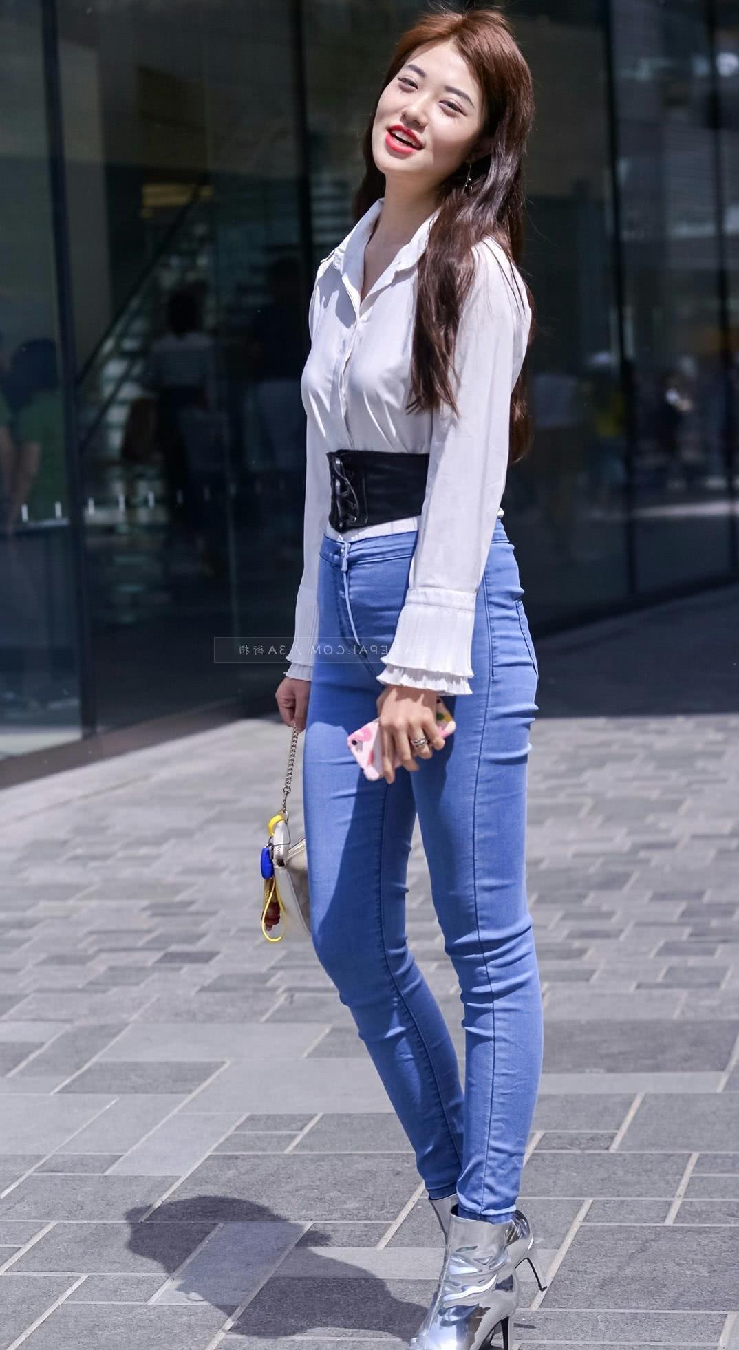 气质小姐姐高腰牛仔紧身裤尽显轻熟女范儿，网友羡慕：这腿太逆天