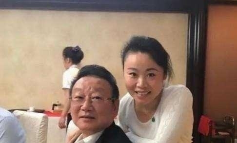 一言难尽：73岁蒋大为一家近照，女儿貌美如花，老婆颜值一言难尽