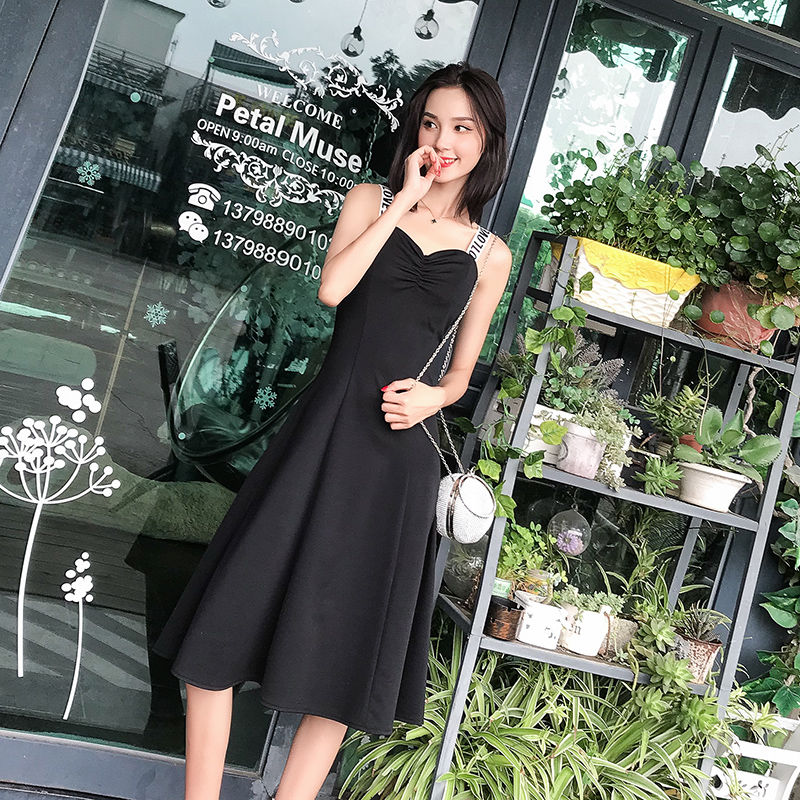 我的妈呀!40岁小姨逛街被人喊小姐姐，只因穿一条吊带裙惹的祸