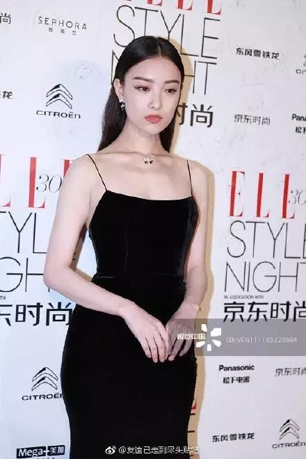 有人惊艳、有人油光满面，这两场时尚活动，精修未修对比明显！