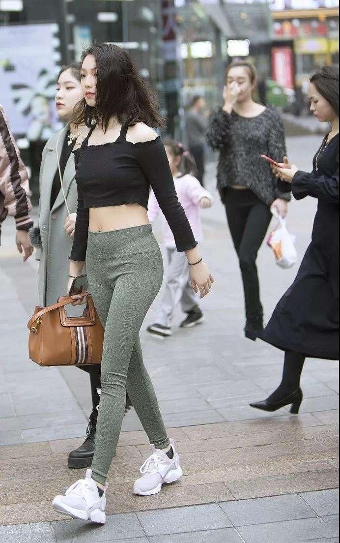 街拍校园女神:连衣裙搭配小高跟鞋，优雅又美丽!