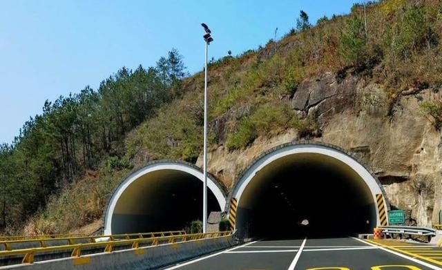  [标志]高速上新增标志“问号加灯泡”啥意思？老司机：提醒你该