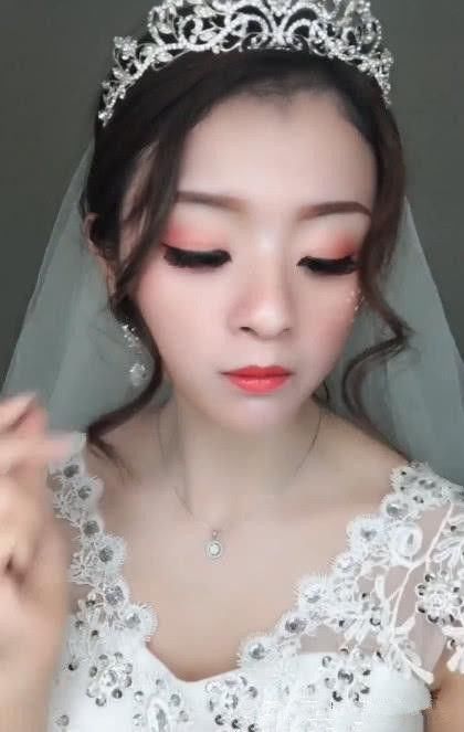 新娘办完婚礼之后卸妆，新郎从未见过卸妆的她，吓得晕过去