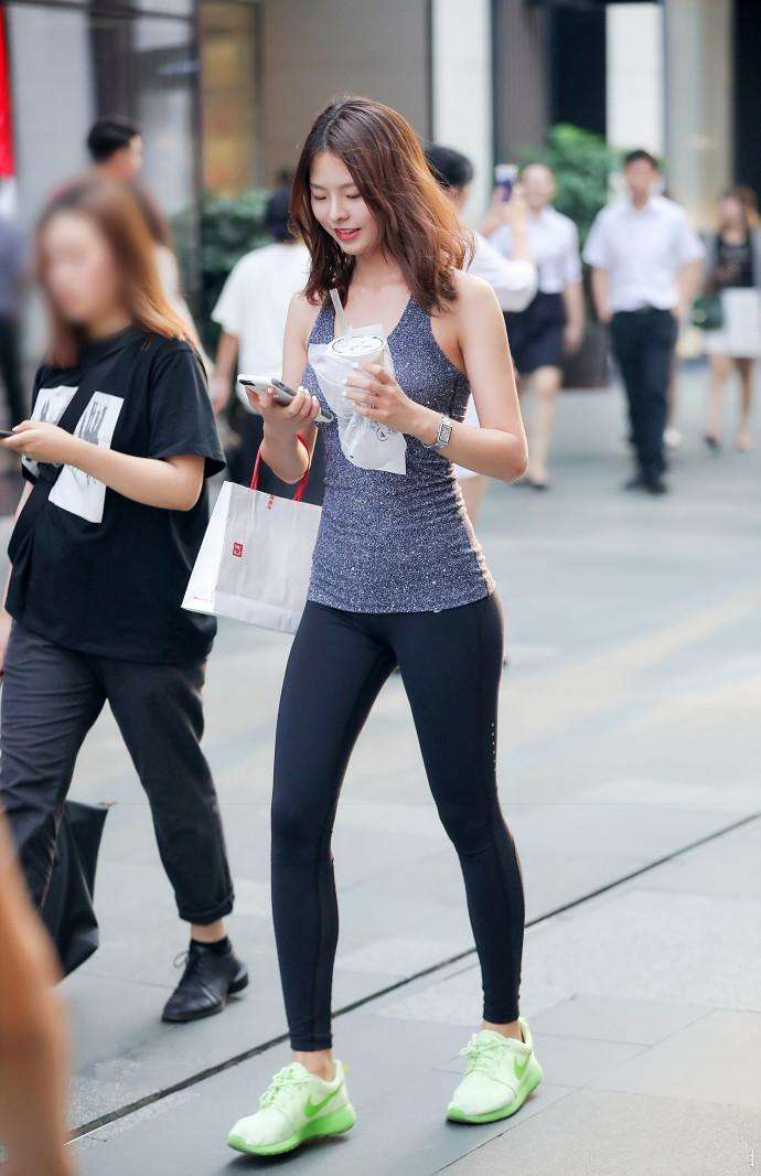 成都街拍, 风景虽好人更美, 美女穿搭休闲窈窕身材更引人注目欣赏