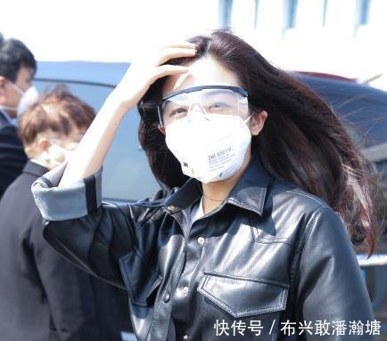  #孩子#张含韵这一身真的好飒，可爱中带着帅气，生图都白到发光