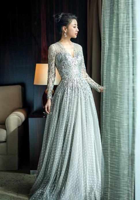 黑裙配丝袜知性十足却毁在鞋子上, 网友: 看不懂的时尚！