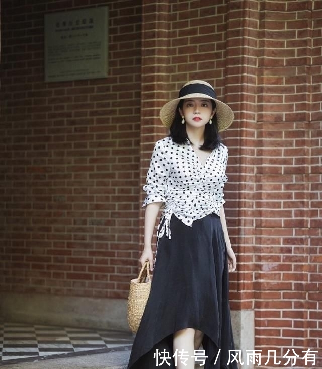  「粉色」奔三的女人应该如何穿？藕粉色上衣搭配半身包臀裙，谁穿谁好看！