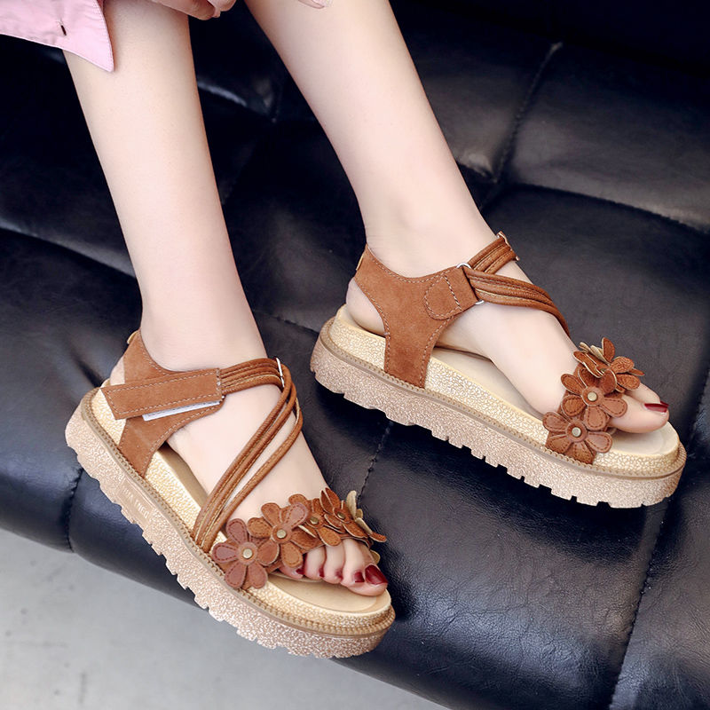 听说，女人只要有一双“金属风”凉鞋，就离女神更近一步了