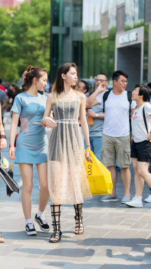 姑娘，你裙子挺好看的，只是脚上的鞋子好想不搭配吧，真尴尬