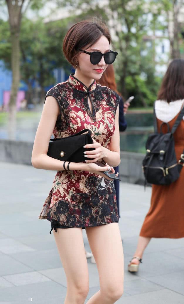 短发小姐姐穿超短旗袍裹出曼妙身姿，浑圆饱满的臀线很有韵味