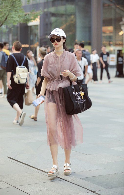 街拍:小姐姐在圆润的肩膀上绣满了字，黑色吊带吸人眼球