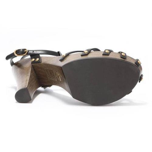 穿高跟鞋走路声音特别大很尴尬,怎么办?