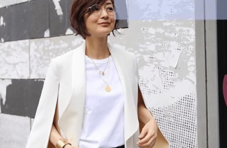 「五才」奔五才不是中年妇女!49岁的富冈佳子用T恤搭出冻龄感,很显气质