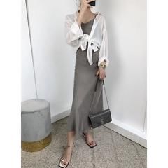 连衣裙宽松而修腰的设计，在舒适的同时，又能突显您的曼妙身材