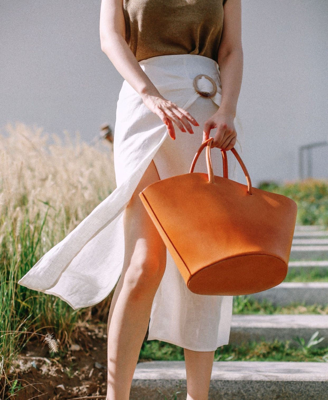  腿部线条：三木告诉你怎么穿出高级感,驼色针织衫配卡其色高腰裤,清新复古