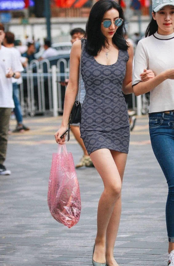 气质小姐姐蛇纹连体包臀裙，裹出独有身材