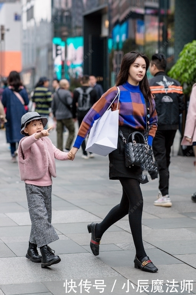 吊带|路人街拍,靓女搭配一条开衩的吊带连衣裙,少女感十足