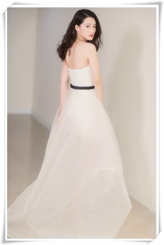 素颜我只服李沁!脸上雀斑看的一清二楚，网友:好歹打扮下再出来