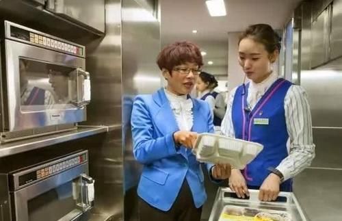  饭量■火车上那么多人，为何车上的盒饭卖不动？乘客：和我们没