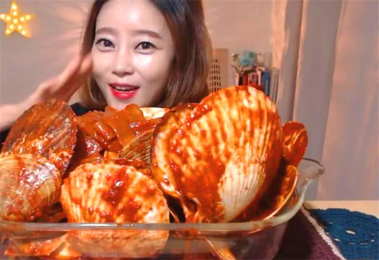 女子直播吃大扇贝, 结果不小心暴露真相, 网友: 大骗子