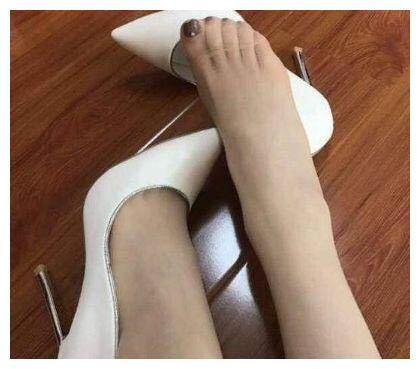 尖尖细高跟，可以起到很好的百搭效果，视觉上也凸显出甜美气息！