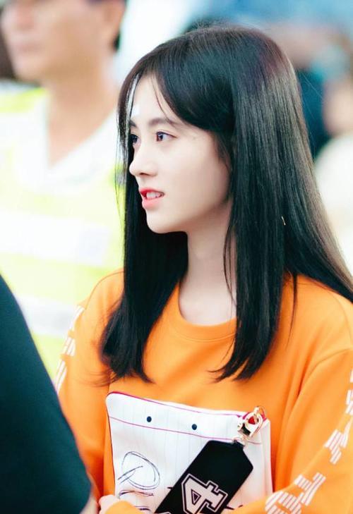 鞠婧祎把“记事本”当包背，上面的字绝了，不愧是中国四千年美女