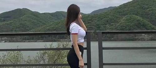 公园游玩偶遇打底裤女神,散发出十足的女人味,很有魅力