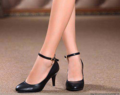 看见尖头细跟的第一眼就让人心动不已，让人为它倾心！