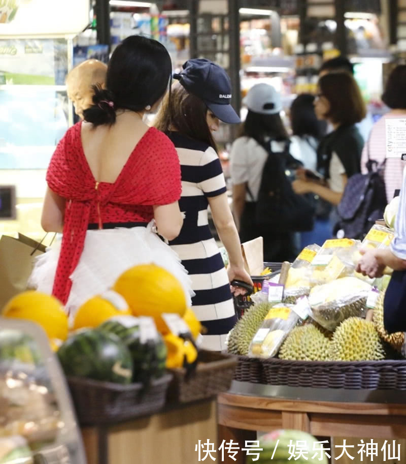 方媛身材似逆生长，怎么拍都是S型，胯宽还是腰细？