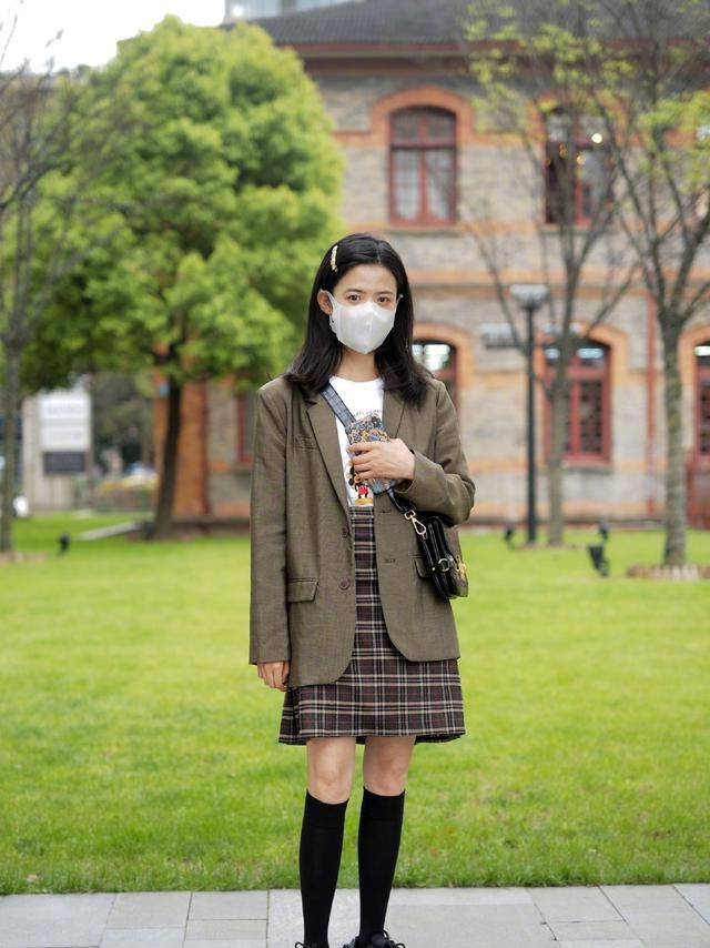 『西装』街拍美女:清新婉约的连衣裙,窈窕身姿,绽放不一般的魅力