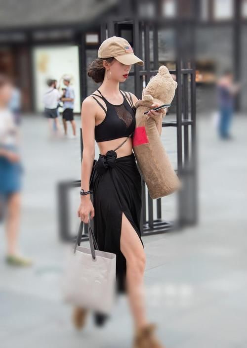  [红色]街拍：小姐姐深粉色的上衣，没有其它颜色的装饰，非常的简约