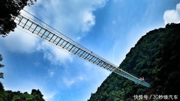 古龙峡玻璃桥，“男神”每天背30多名害怕女游客，网友：还招人不