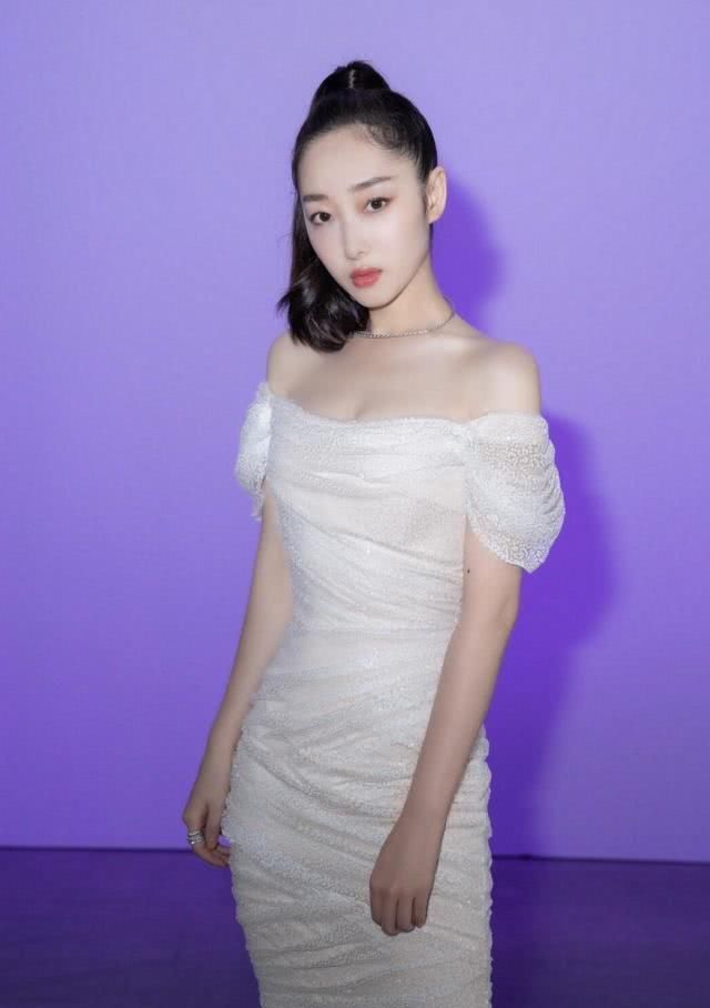 「气质」蒋梦婕气质“绝”了,公主卷发搭配印花衬衫裙,高贵优雅又洋气