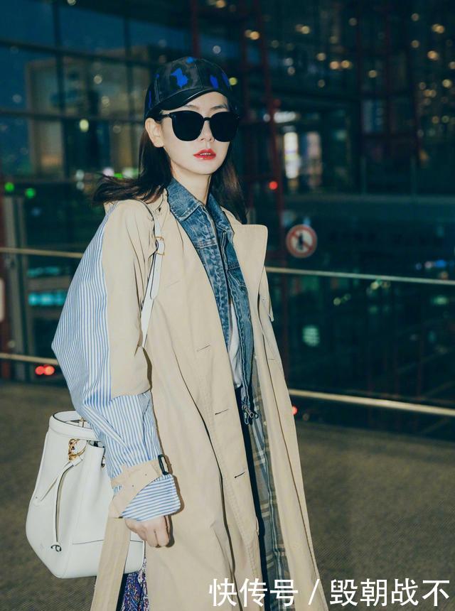  #套现身录制#卡其色风衣＋运动鞋，叠穿牛仔套装，不愧是潮流女王