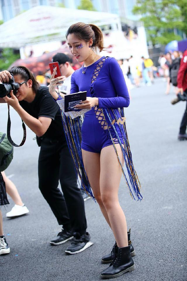 街拍：甜美白皙仙气十足的小姐姐，白皙性感时尚迷人！