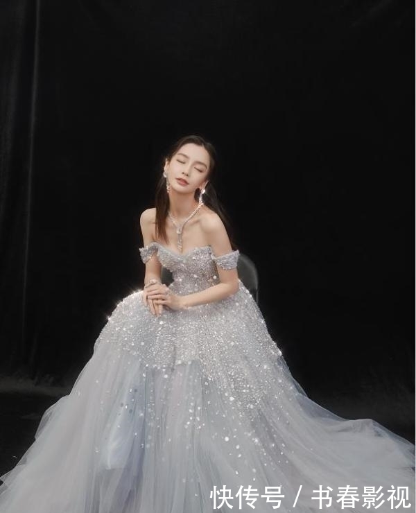 杨颖■当两人同穿亮片长裙时，一个美如仙一个嫩如花，京有杨幂港有杨颖