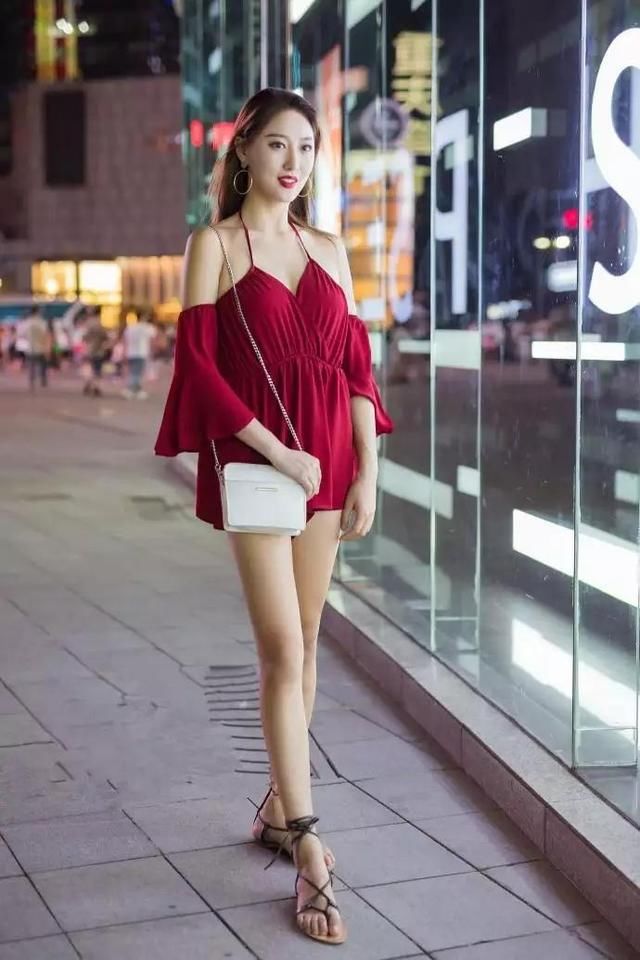 曲线动人的超短裤小姐姐，充满迷人的小性感，尽显婀娜女人味!