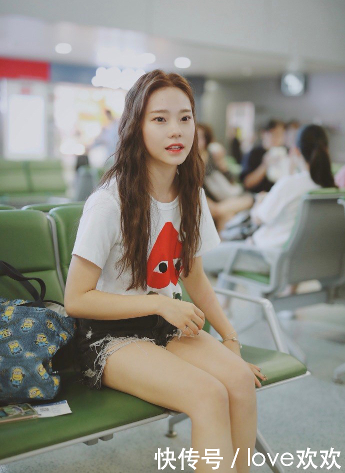 紫宁为显腿长穿超短裤！坐下居然拿包挡着，网友：学习下女神坐姿