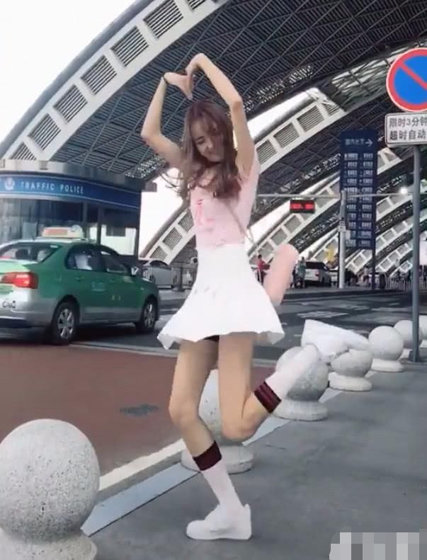 抖音美女大秀“袜子舞”，甩出黑色领域太抢眼，连警察都看楞了！