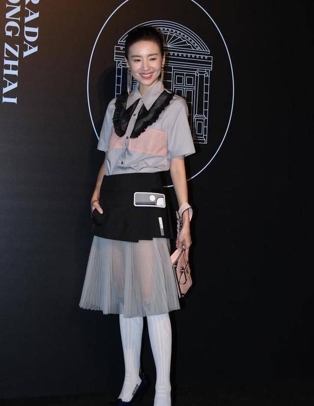 #气质#董洁依旧气质出尘清丽,衬衫搭配灰色纱裙,前卫又时髦