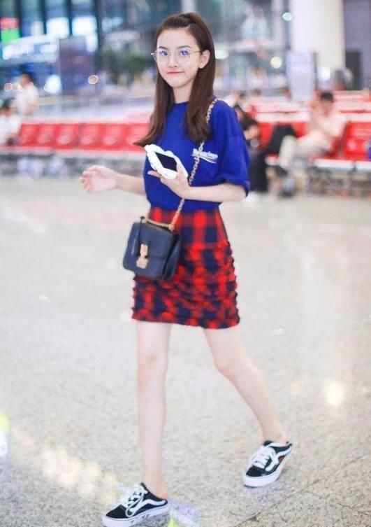 35岁韩雪比20岁宋祖儿还敢穿，这粉T恤搭短裤，裤子都快看不见了