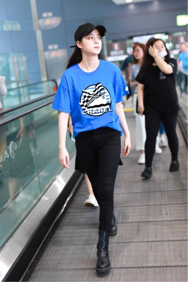 欧阳娜娜为了秀腿也是拼了，这么紧的裤子竟还要塞衣服进去！