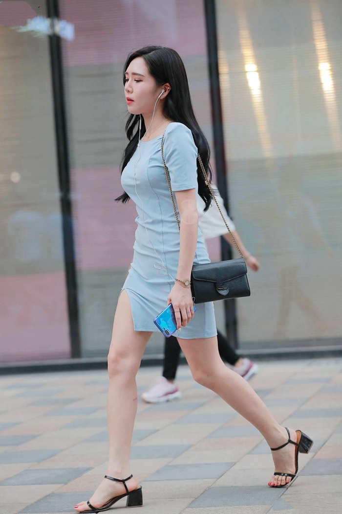 包臀裙清爽又简约，女生穿得真合身，显得身材窈窕更抢眼！