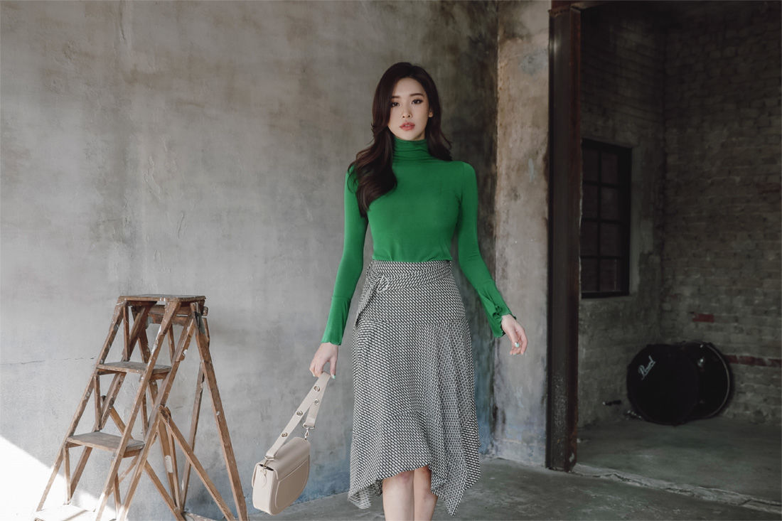 一个有着优美背影的女人的最佳动作是背身离去