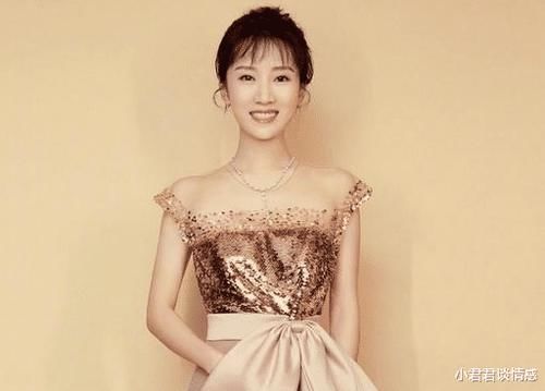 [ 李念]梳着丸子头，丝绸连衣裙高级大气，34岁的李念像“贵妇”