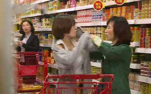 少女穿着不像个学生, 裤子总穿着跟没穿一样, 老师看到后都尴尬不