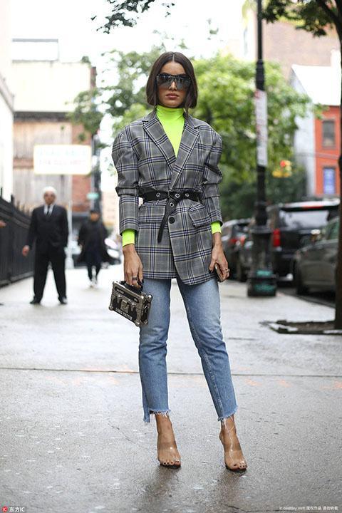 难穿系数十级的荧光色当内搭穿就很时髦了