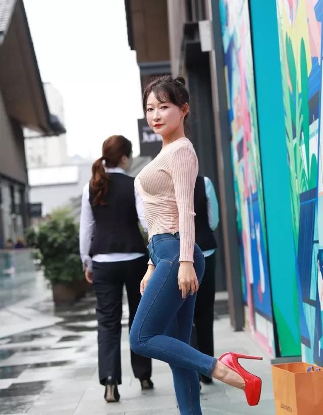  [看上去更加]街拍:一字带高跟鞋,简约又时尚