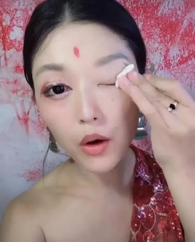 泰国网红人妖直播卸妆，网友：卸完后感觉更美