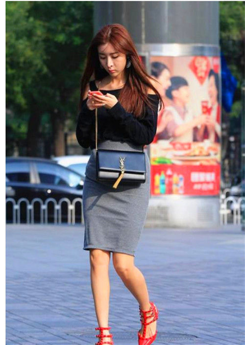  「妩媚」街拍：黑灰配的美女，脚踩红色高跟鞋，妩媚又时尚